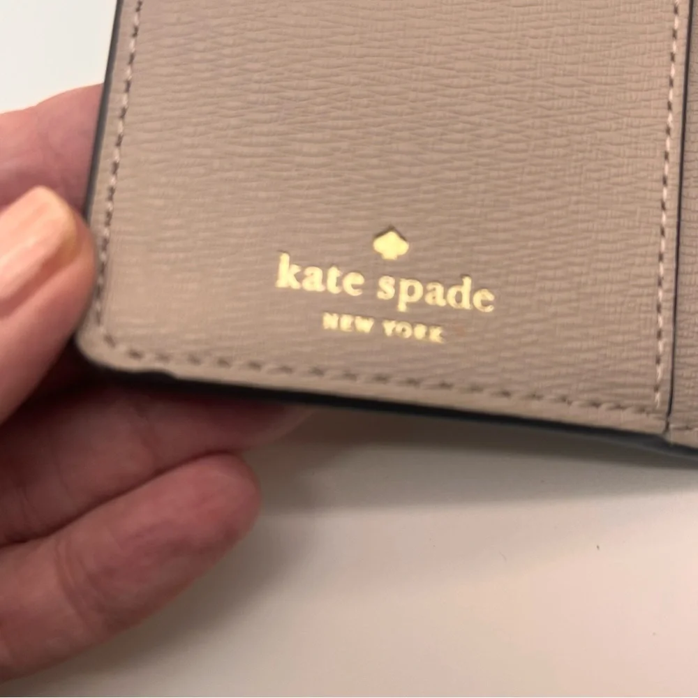 Kate Spade Darcy Large Thin Slim Bifold Warm Toupe Tan Wallet WLR00545 Snap Clos